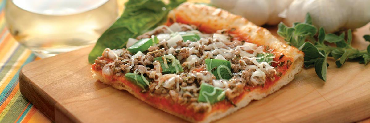 Pizza de carne y pimientos verdes