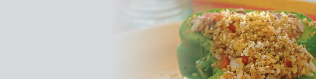 Mitad de pimiento verde relleno de arroz y carne molida, cubierto con pan molido