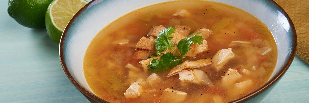 Sopa yucateca de lima y pollo
